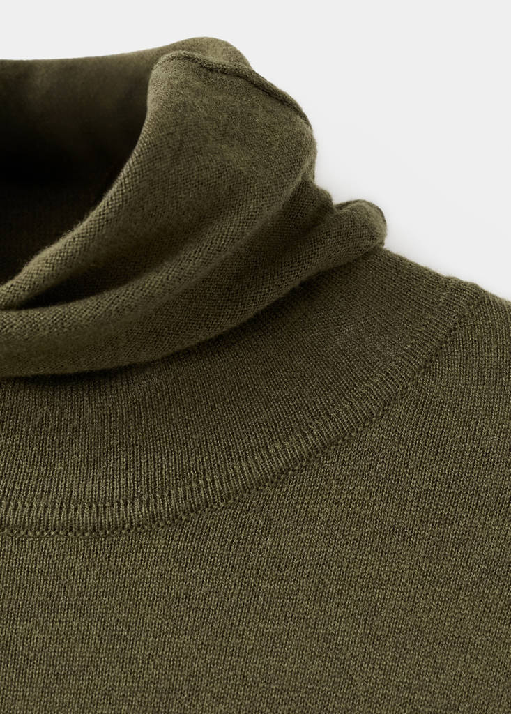 Abito in maglia con collo alto e spilla
