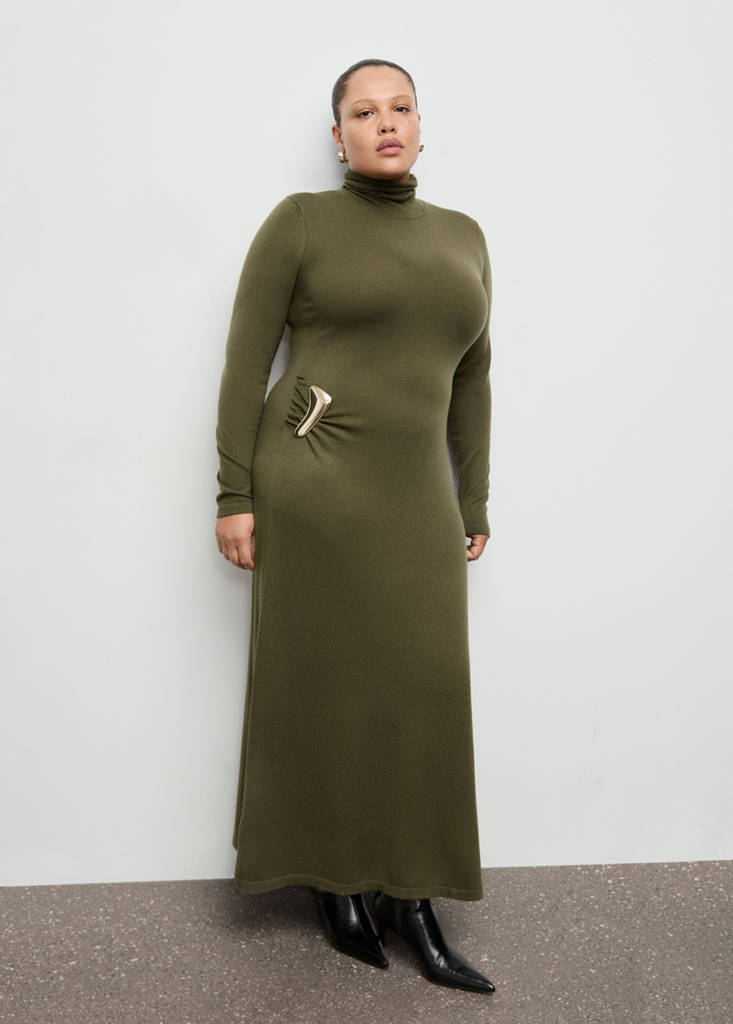 Abito in maglia con collo alto e spilla