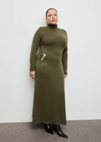 Abito in maglia con collo alto e spilla