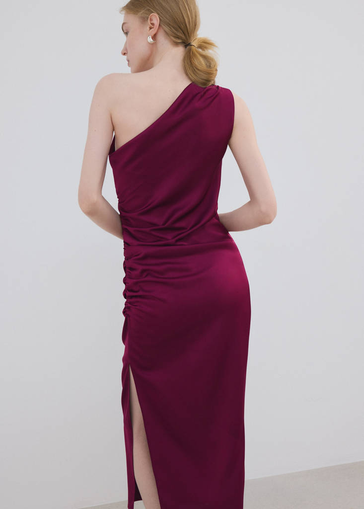 Robe Asymétrique Satinée Avec Fronce Latérale