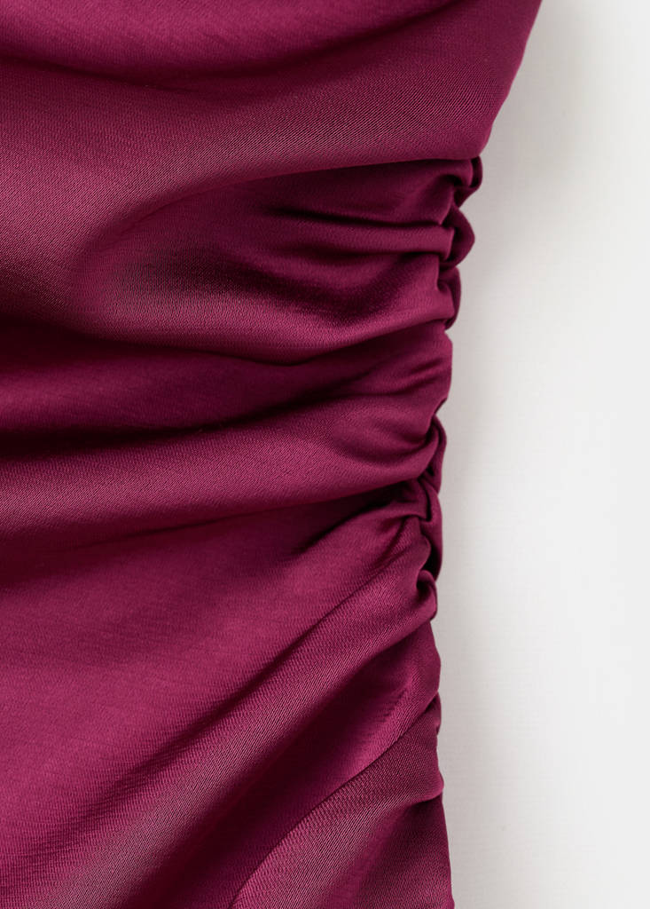 Robe Asymétrique Satinée Avec Fronce Latérale