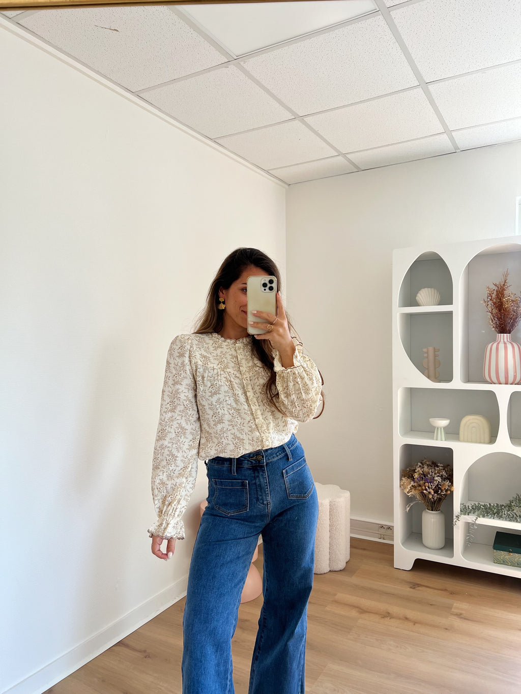 Amélia beige floral blouse