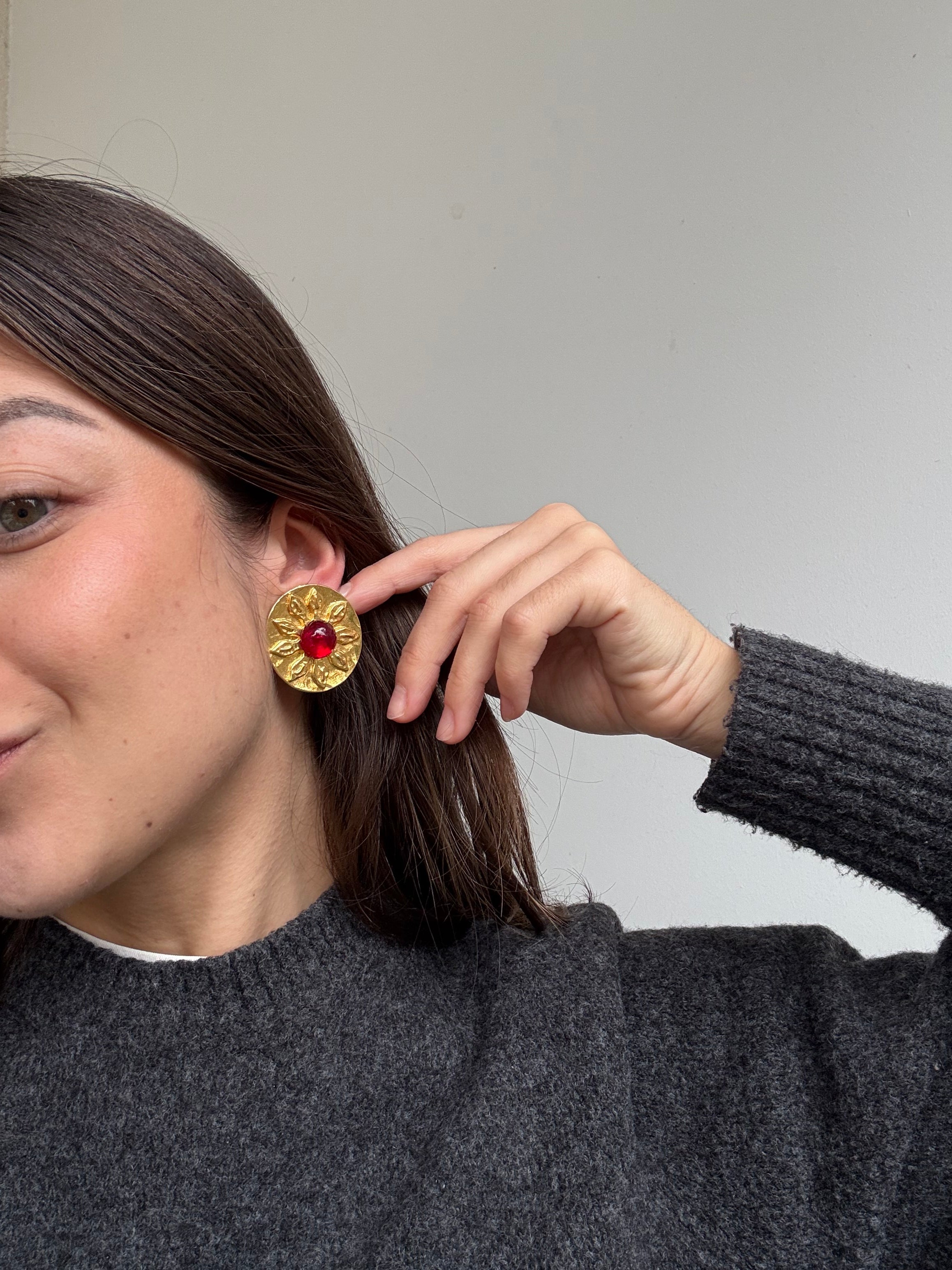 Boucles D’Oreilles Carita Vintage - Fleurs Dorées Et Cabochon Rouge