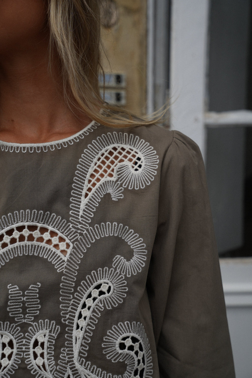 Blusa bordada Annie - Caqui
