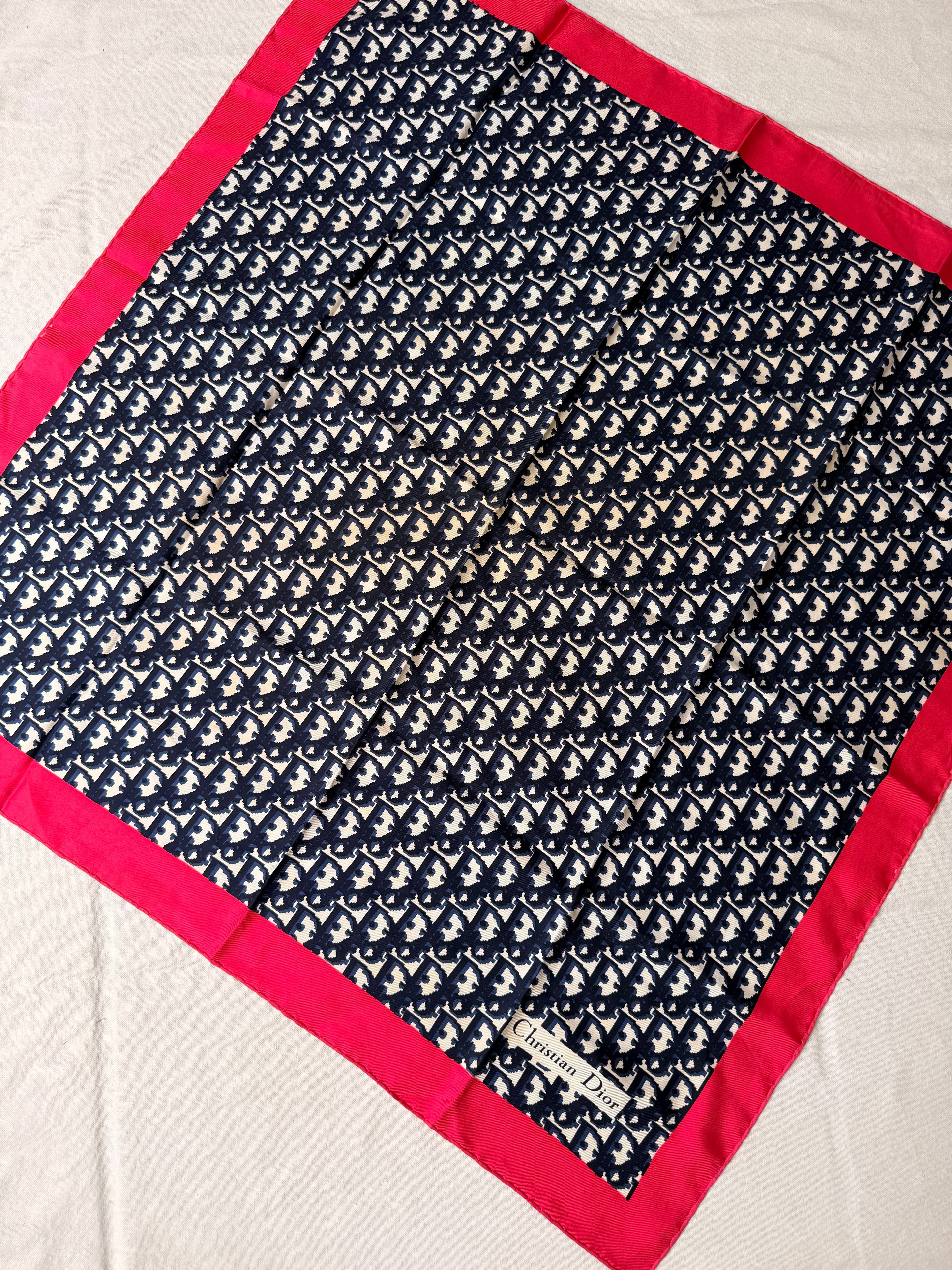 Foulard Christian Dior – Modèle Monogramme Bleu Et Rose