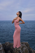 Vestido de punto con flores de ganchillo – Rosa, de la marca parisina Phème Paris, diseñado en París, con flores tejidas a ganchillo a mano, fotografiado en la costa del sur de Francia, silueta fluida ideal para vacaciones y ceremonias estivales.