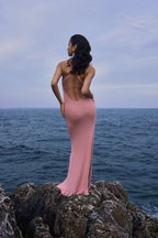 Vestido de punto con flores de ganchillo – Rosa, de la marca parisina Phème Paris, diseñado en París, con flores tejidas a ganchillo a mano, fotografiado en la costa del sur de Francia, silueta fluida ideal para vacaciones y ceremonias estivales.