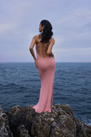 Robe en maille à fleurs crochetées – Rose, par la marque parisienne Phème Paris, designée à Paris, avec fleurs crochetées à la main, photographiée sur la côte du Sud de la France, silhouette fluide idéale pour les vacances et les cérémonies estivales.