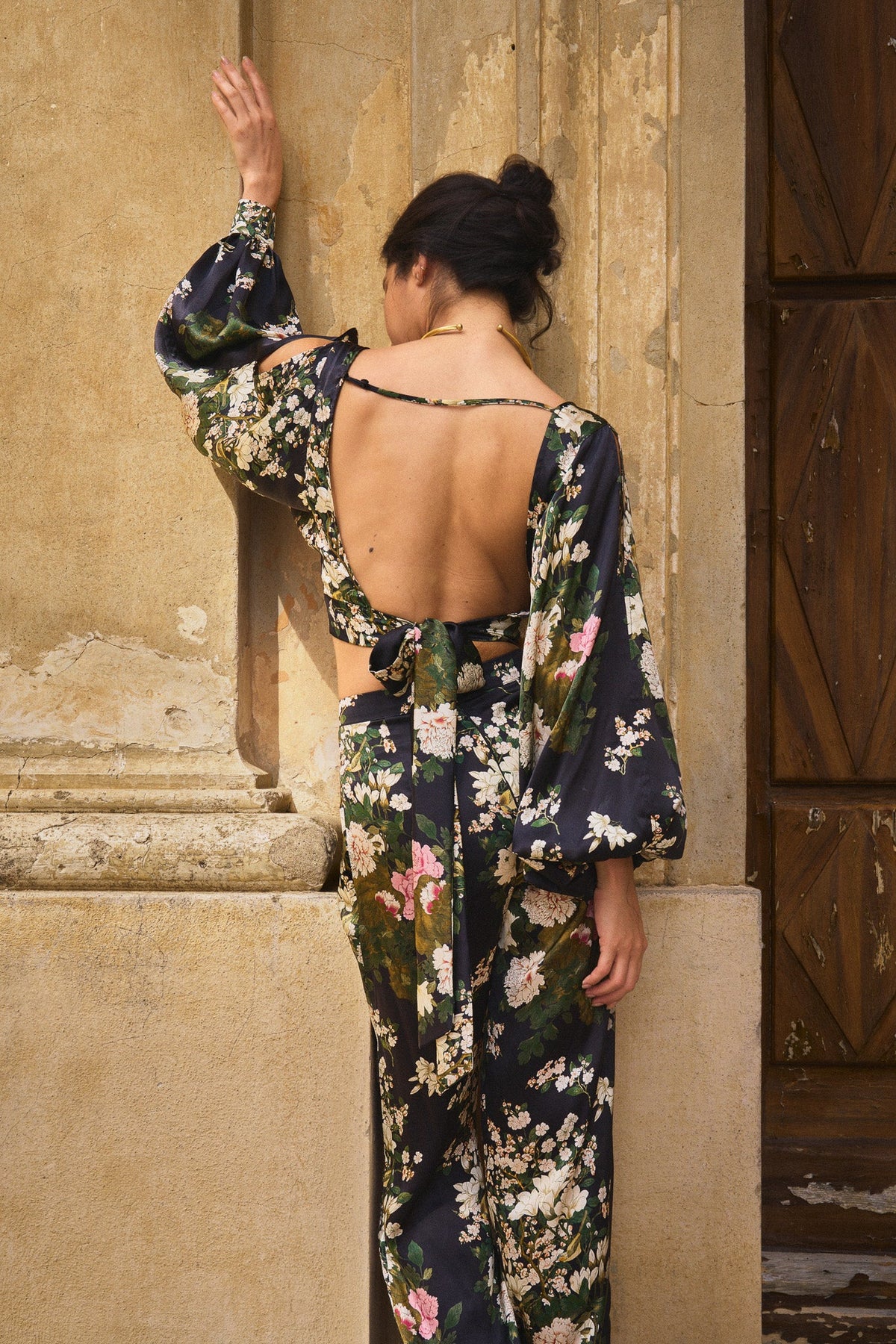 Top in raso con stampa di peonie cinesi – Nero