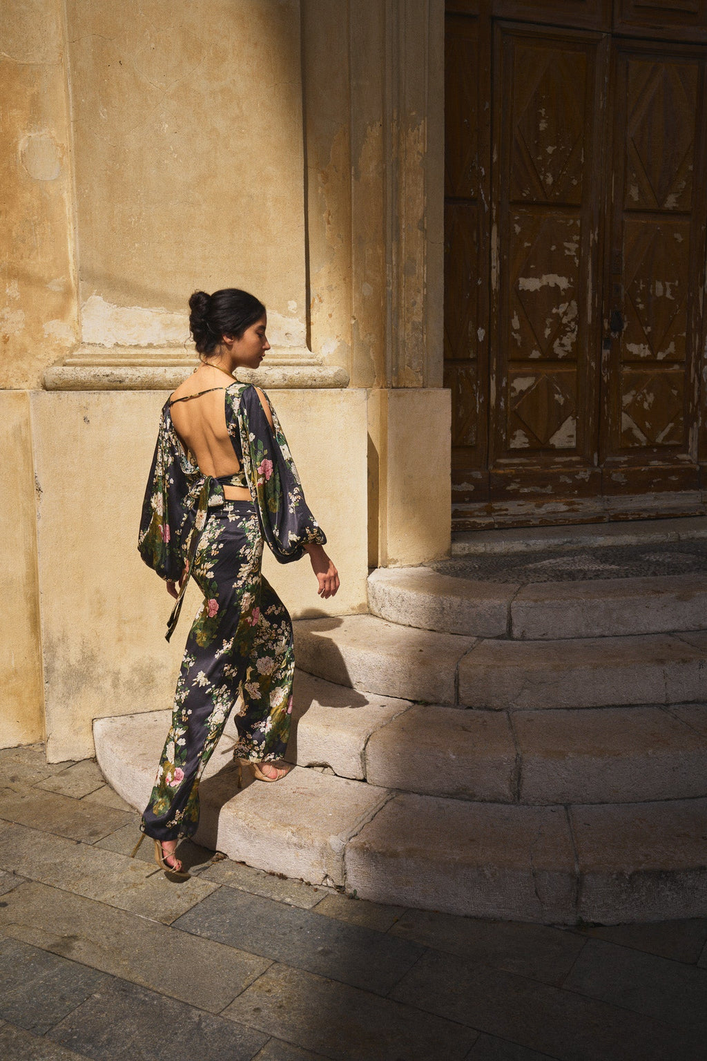 Top in raso con stampa di peonie cinesi – Nero