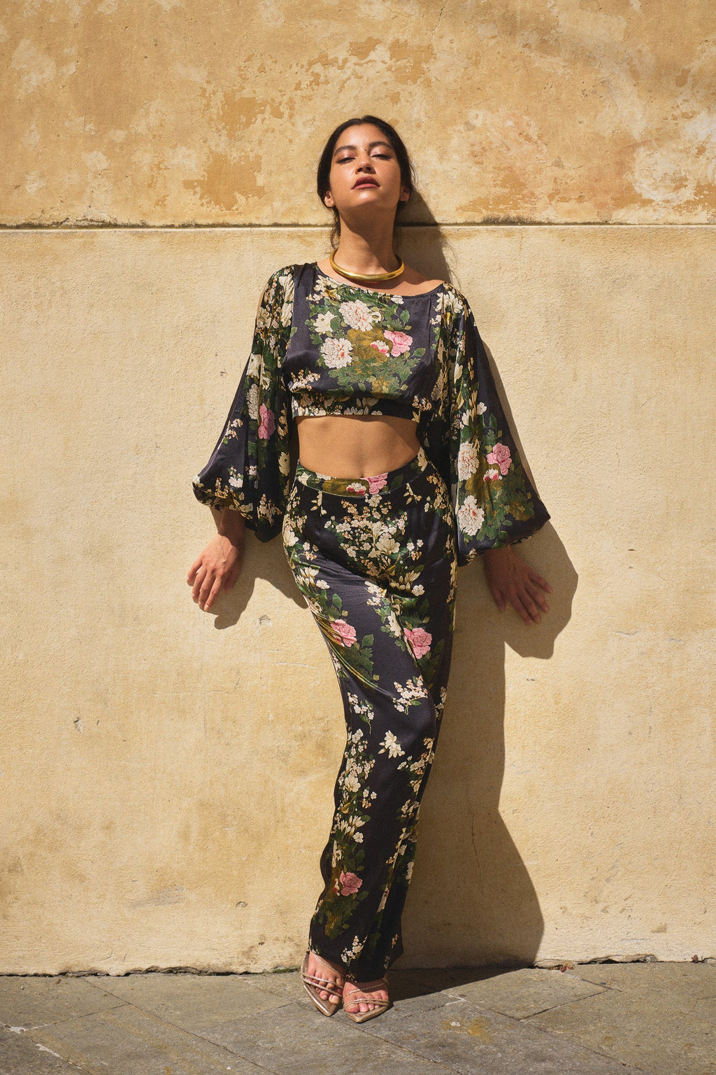 Top in raso con stampa di peonie cinesi – Nero
