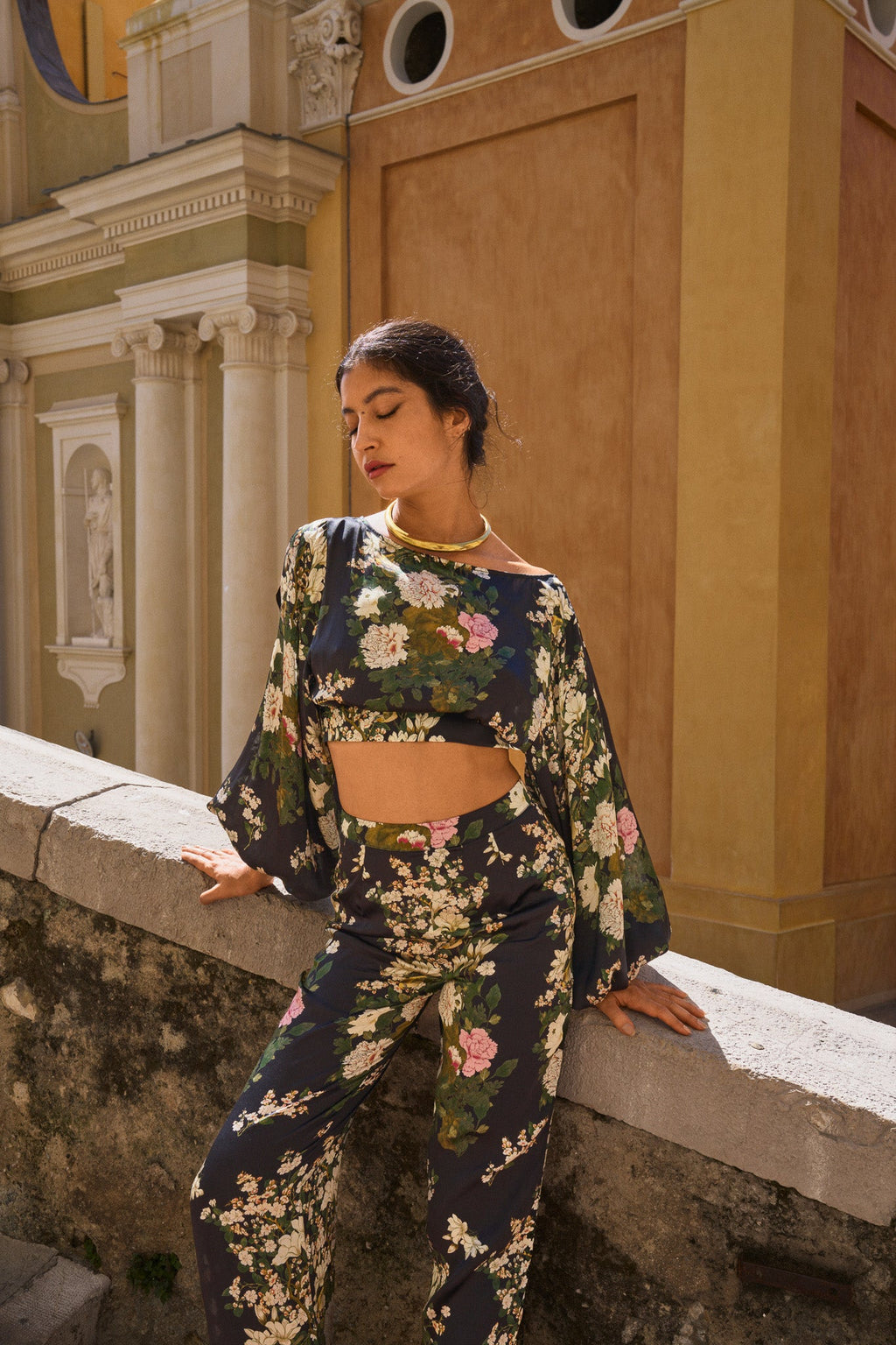 Top in raso con stampa di peonie cinesi – Nero