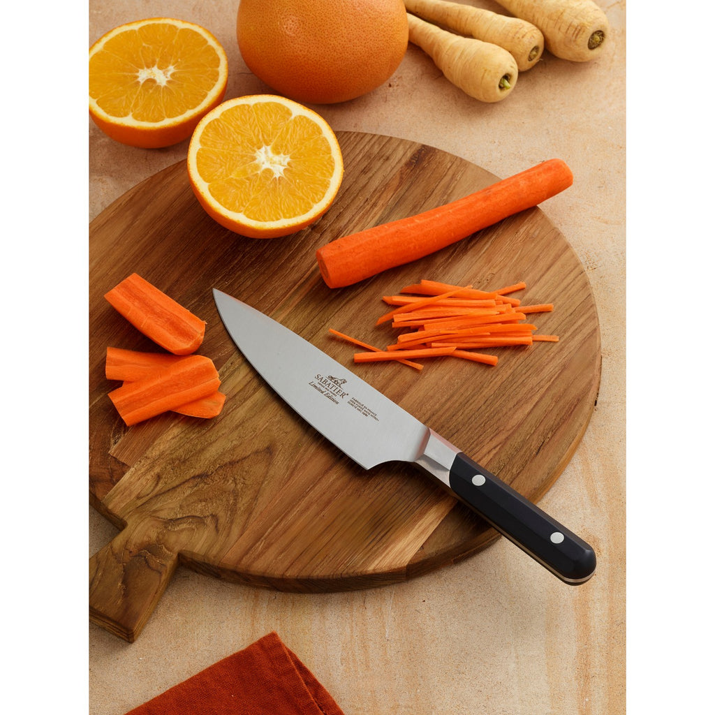 De Buyer – Sabatier Édition Limitée - Kochmesser - Edelstahl - Schwarz, Küchenmesser auf einem Holzbrett mit Karotten und Orangen