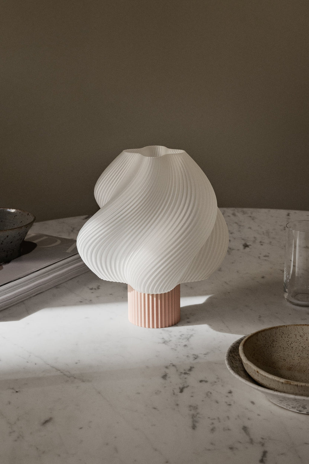 Bordslampa Soft Serve - Portable - Wild Strawberry