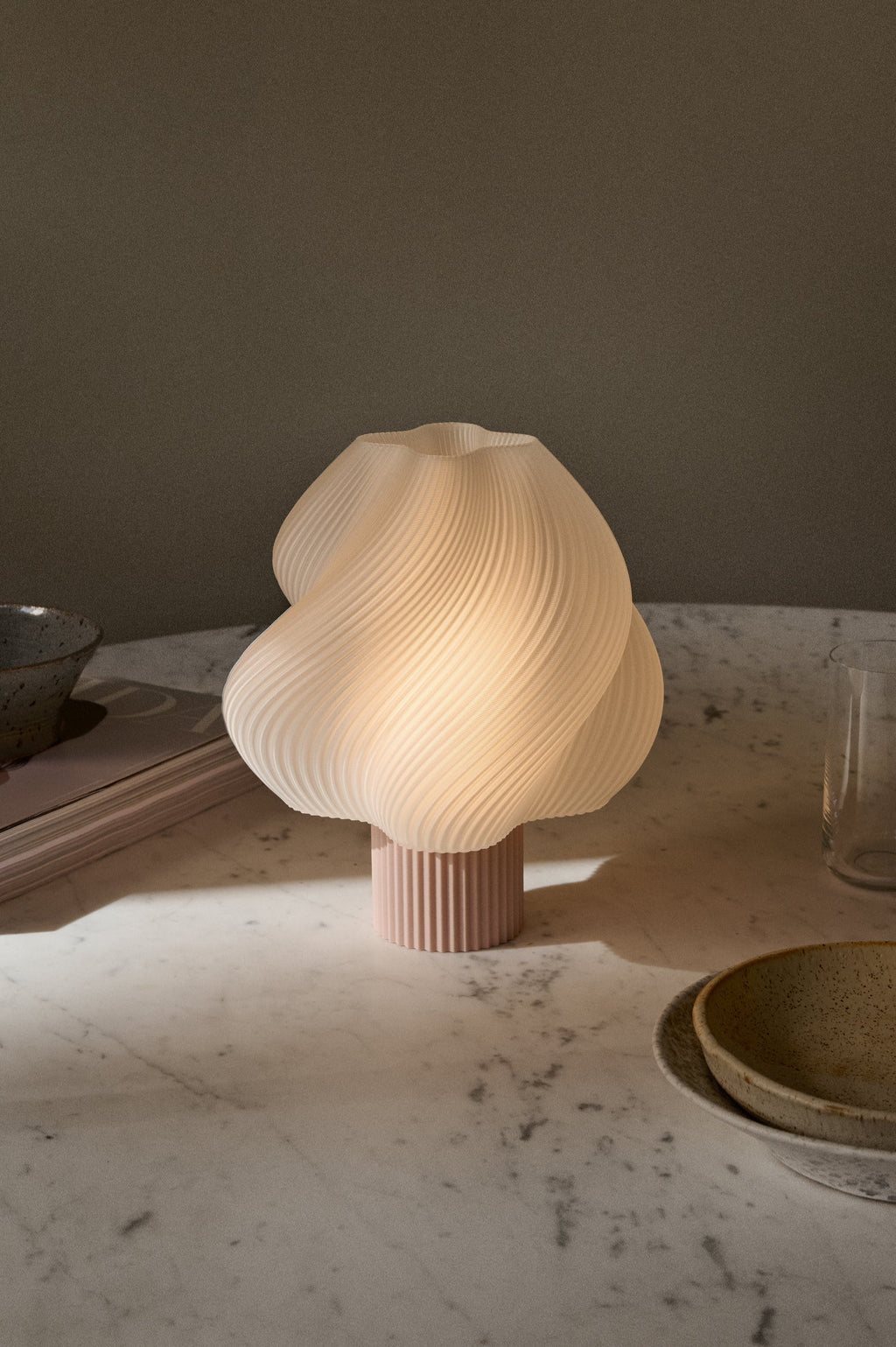 Bordslampa Soft Serve - Portable - Wild Strawberry