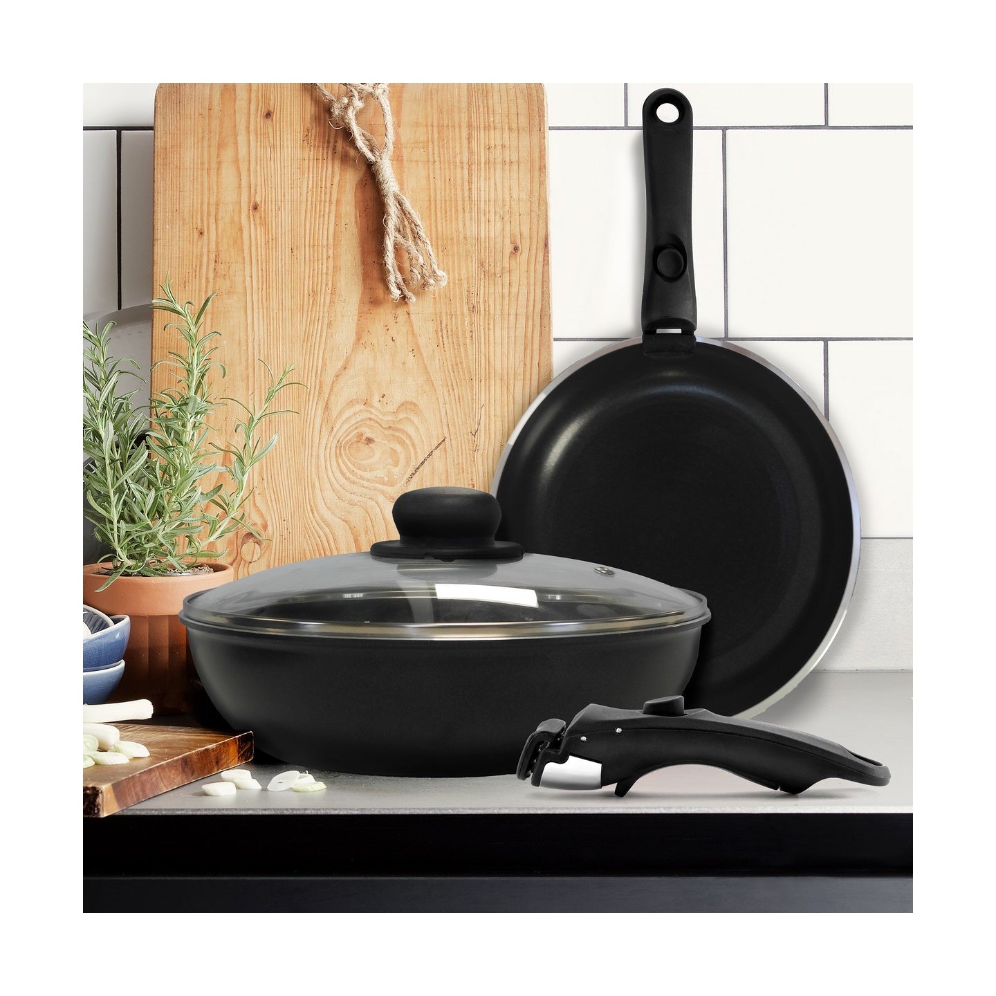 Arom - 1 Sauteuse 24cm + 1 Couvercle + 1 Poignée