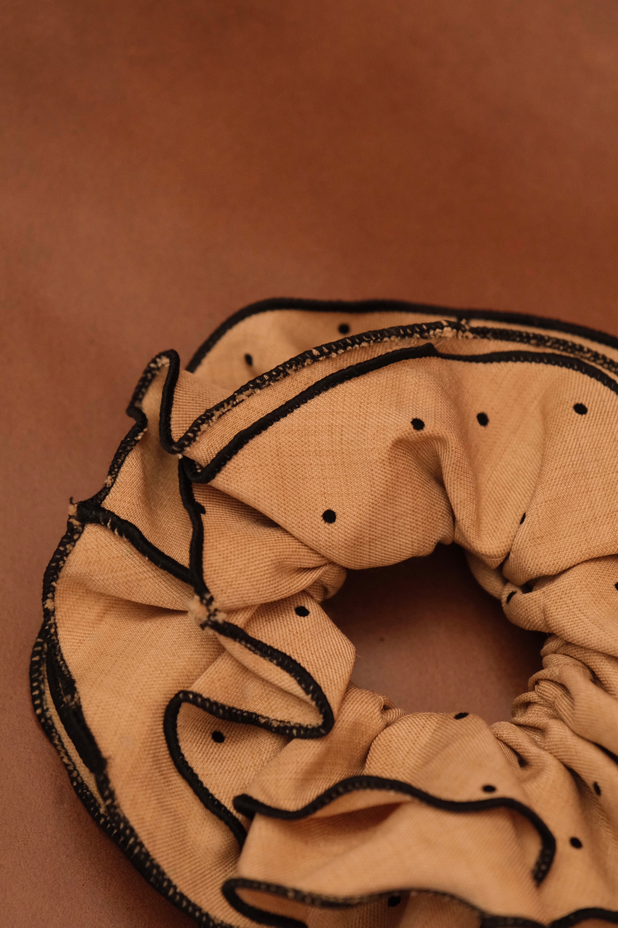 Maxi chouchou froufrou pois camel