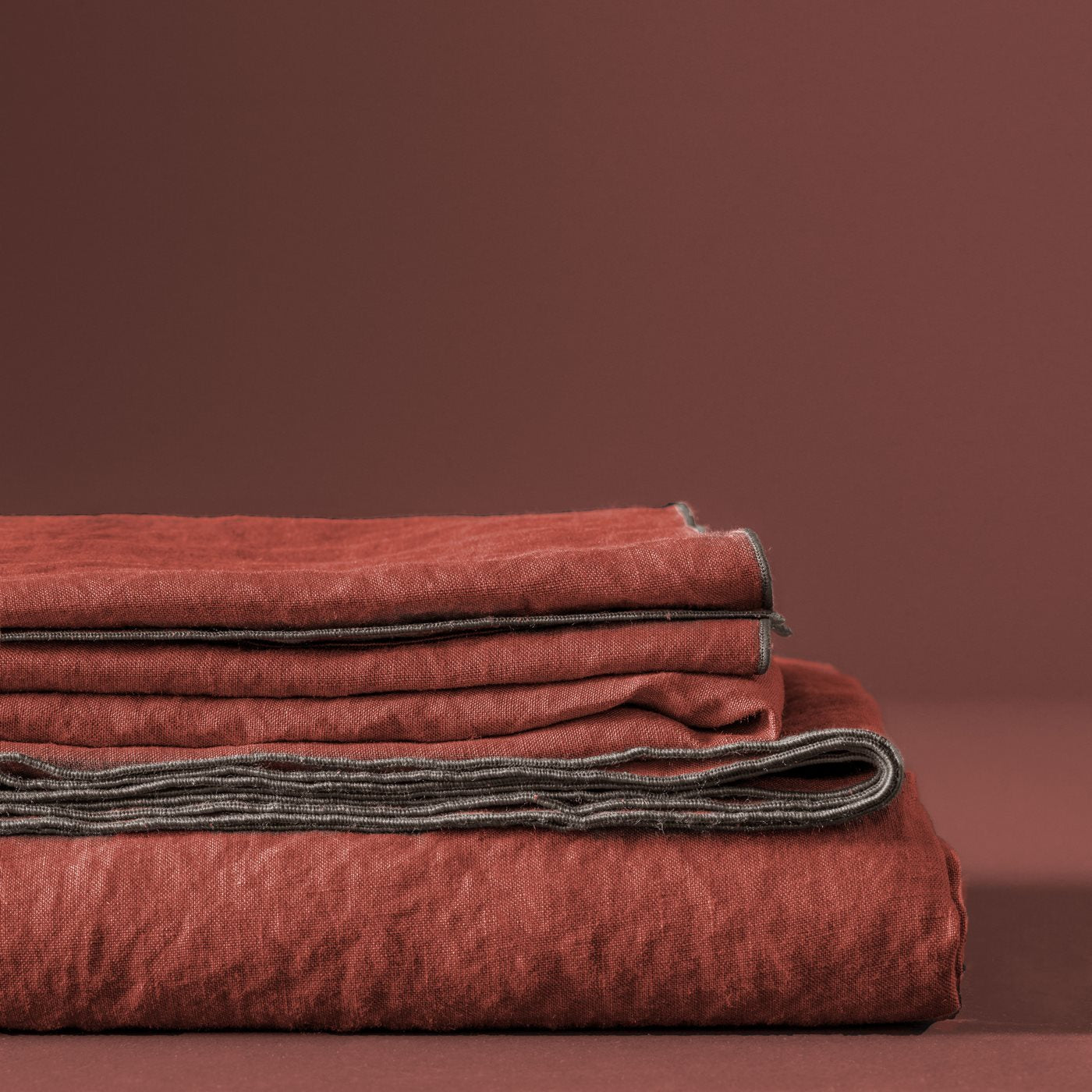Autour Du Lin Tablecloth - Marsala Red Bourdon - Light Grey