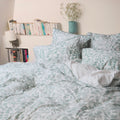 Blanc Cerise – Herbier - Housse De Couette - Celadon Passepoil Céladon, parure de lit imprimée de motifs végétaux verts dans une chambre