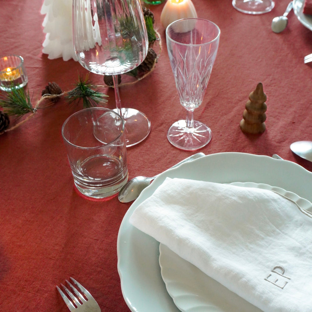 Blanc Cerise – Autour Du Lin - Nappe - Lin - Rouge Terre Bourdon Lin, table de Noël dressée avec une nappe rouge et des verres