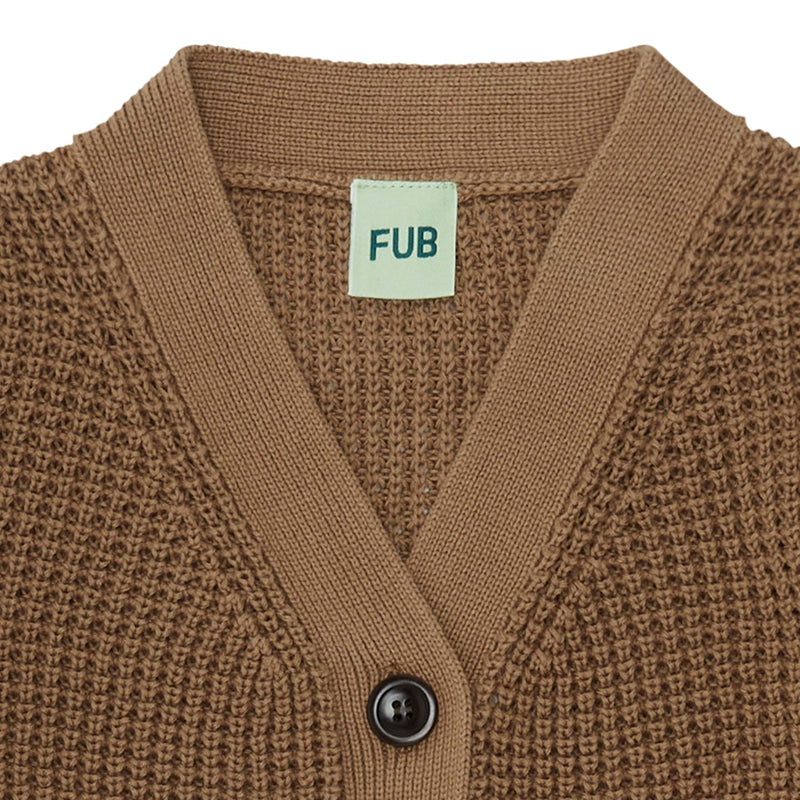 Cárdigan camel de algodón orgánico con cuello de pico, etiqueta GOTS - Selección FUB en amaetc.com, concept store eco amigable para niños