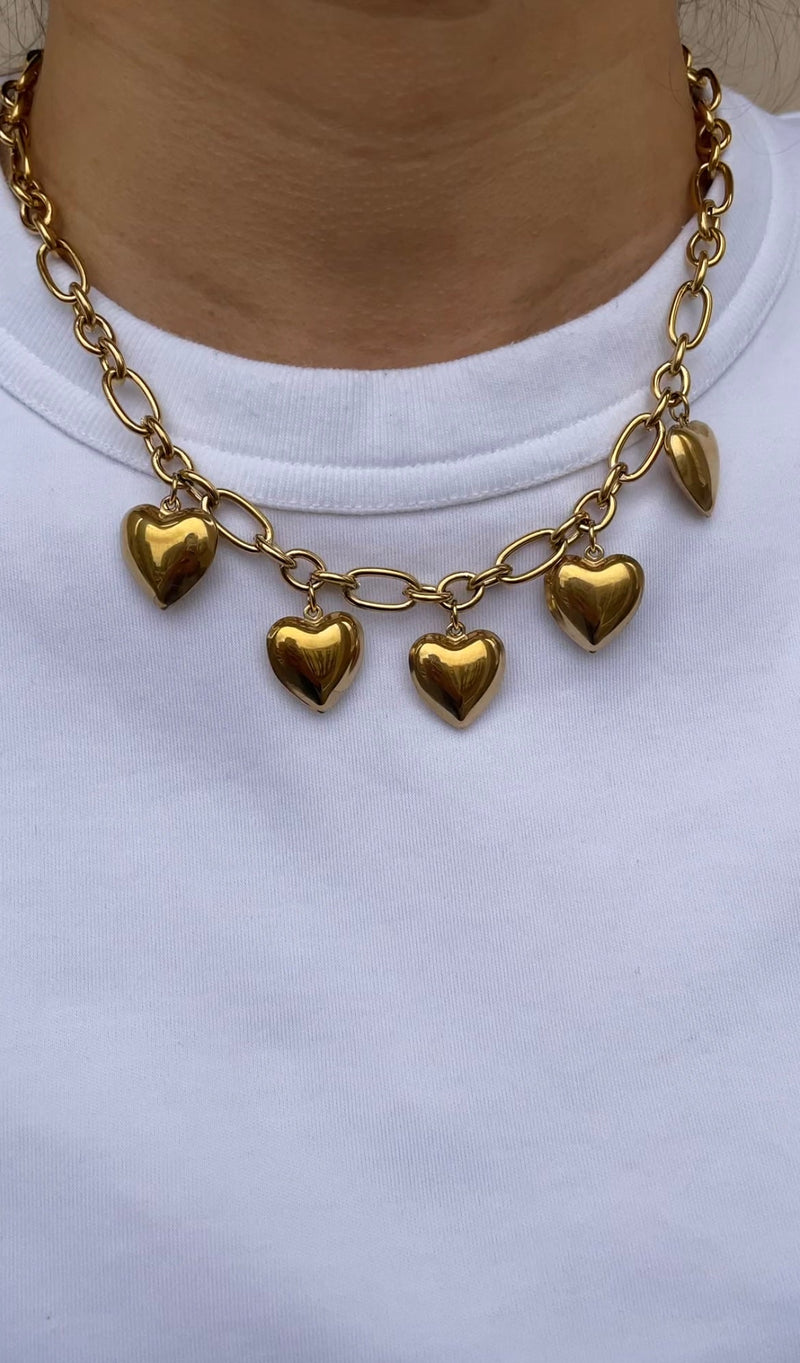 Collar de múltiples corazones