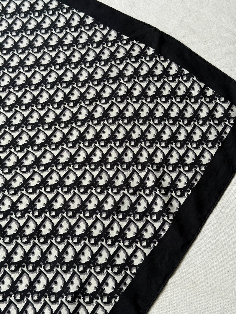 Foulard Christian Dior – Modèle Monogramme Noir