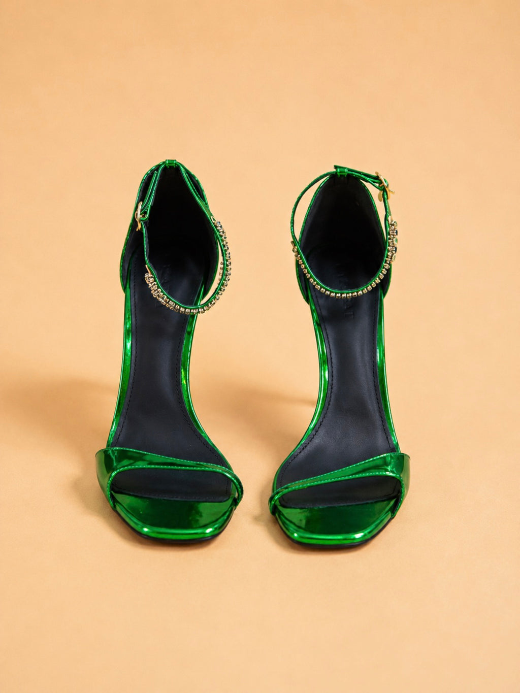 CAZABAT – Ora - Sandal In Green Mirrored Leather, deux sandales à talons aiguilles vertes métallisées avec des strass