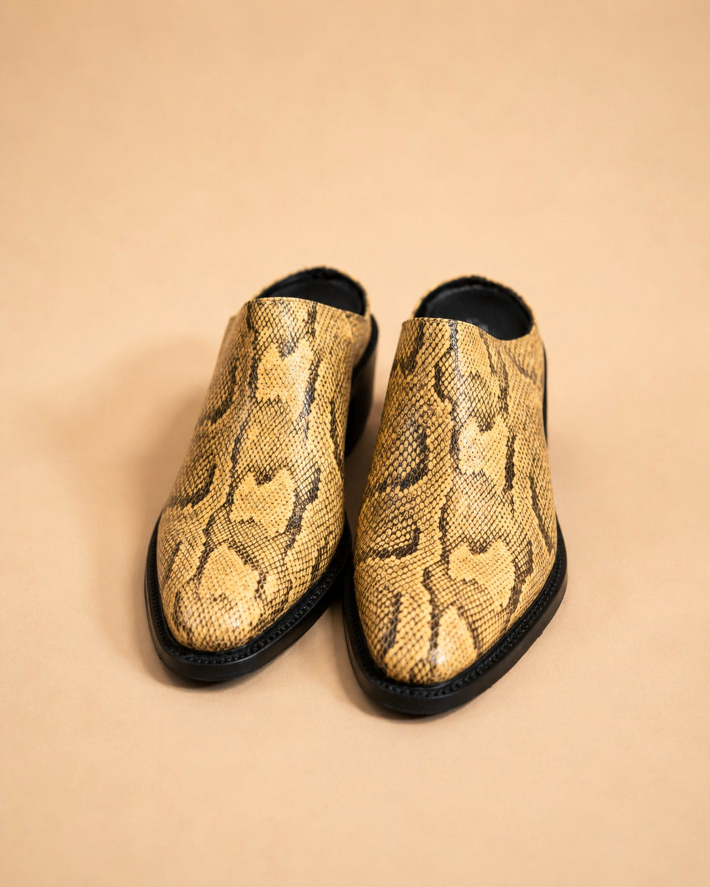 CAZABAT – Zora - In Yellow Python Leather, platta mules i ormskinnsmönstrat skinn sedda framifrån