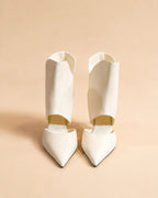 CAZABAT – Eva - Ankle Boot In Ivory Nappa, ein Paar weiße Stiefeletten mit hohem Absatz, Vorderansicht
