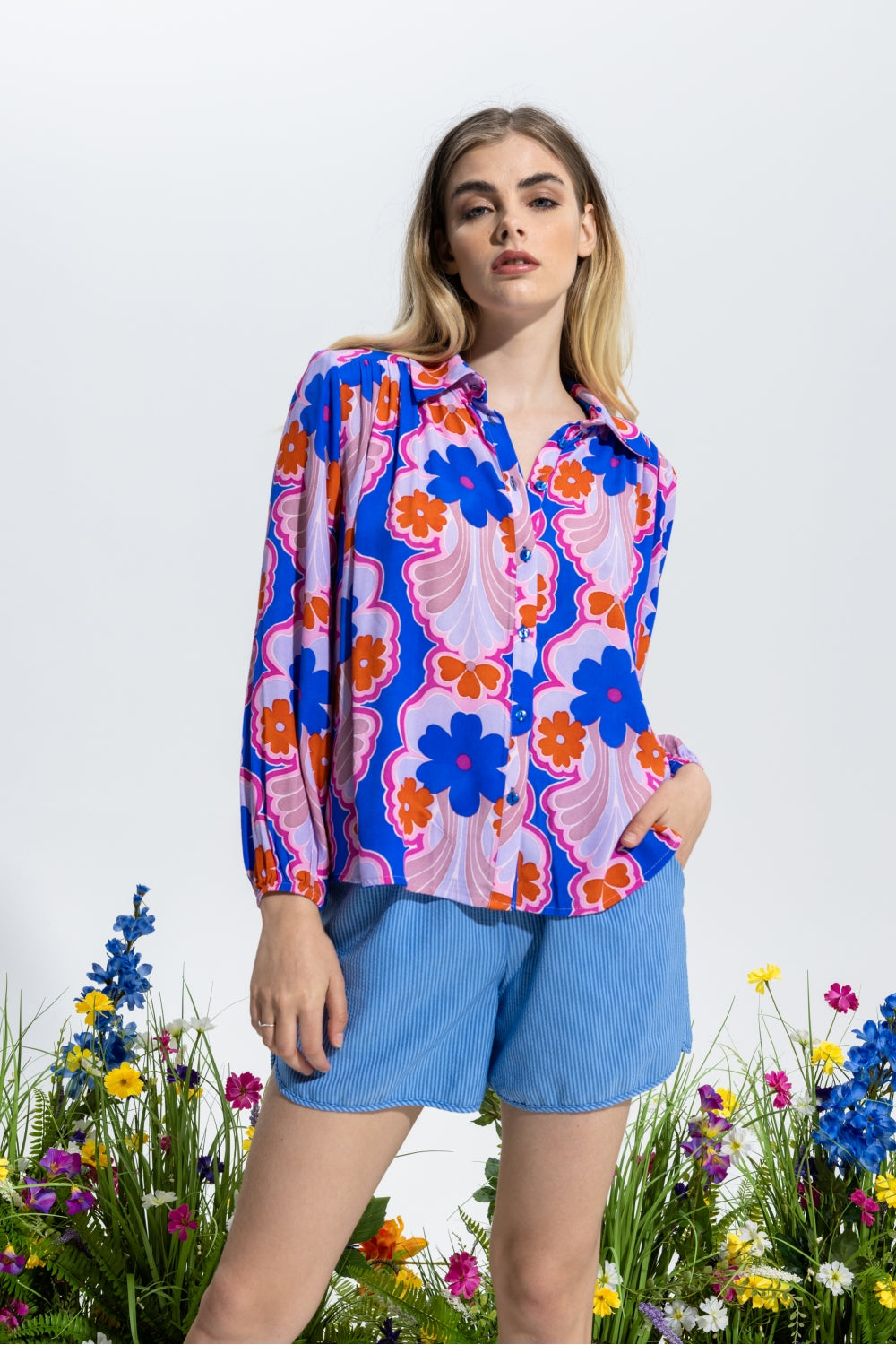 La camisa de flores azules de Jill