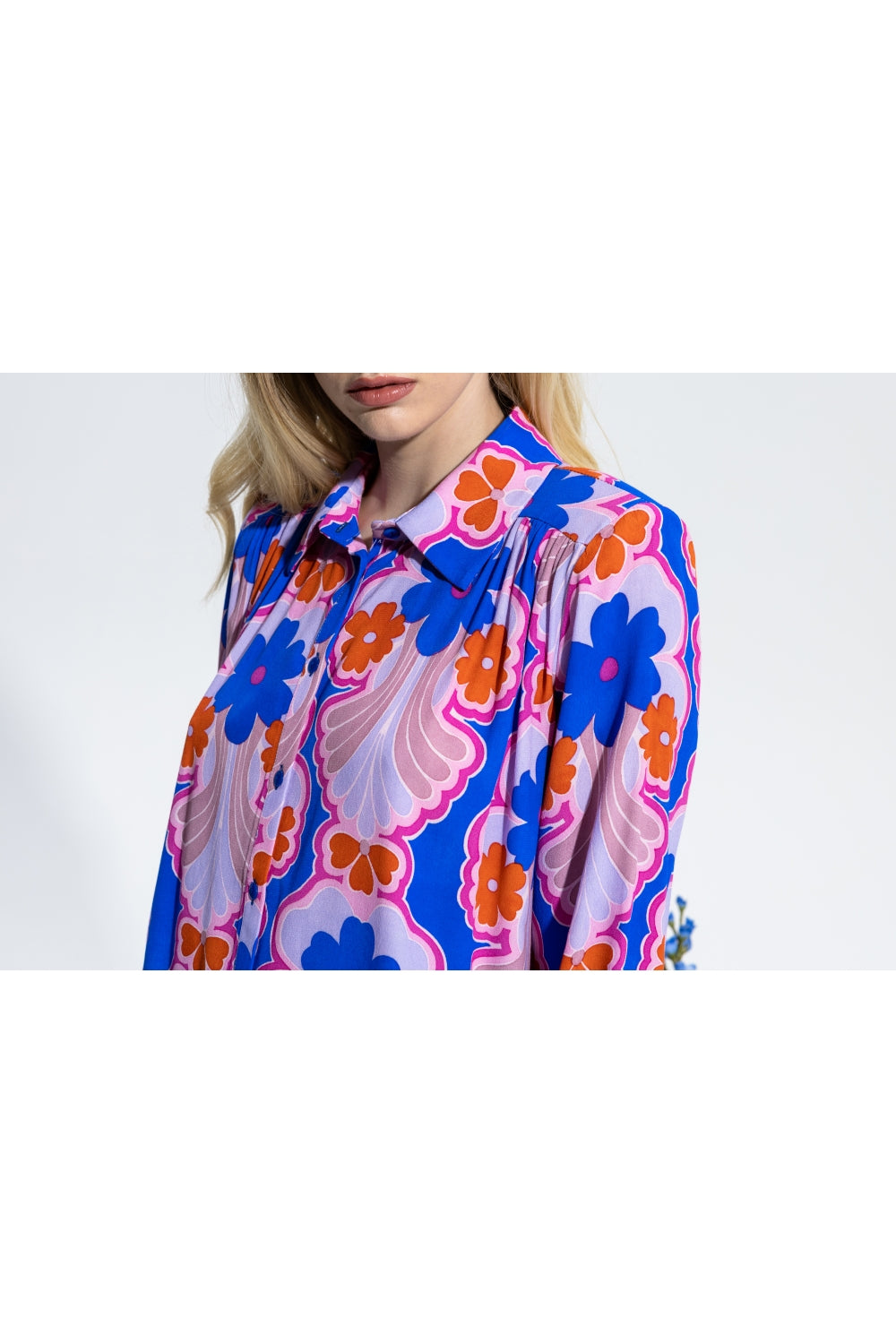La camisa de flores azules de Jill