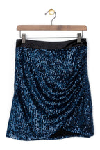 La falda azul con purpurina de Harry