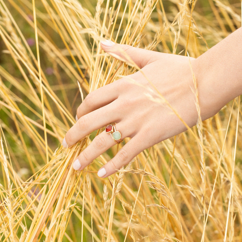 Anillo "Jovanni" Amazonita verde y Cornalina roja - Latón dorado