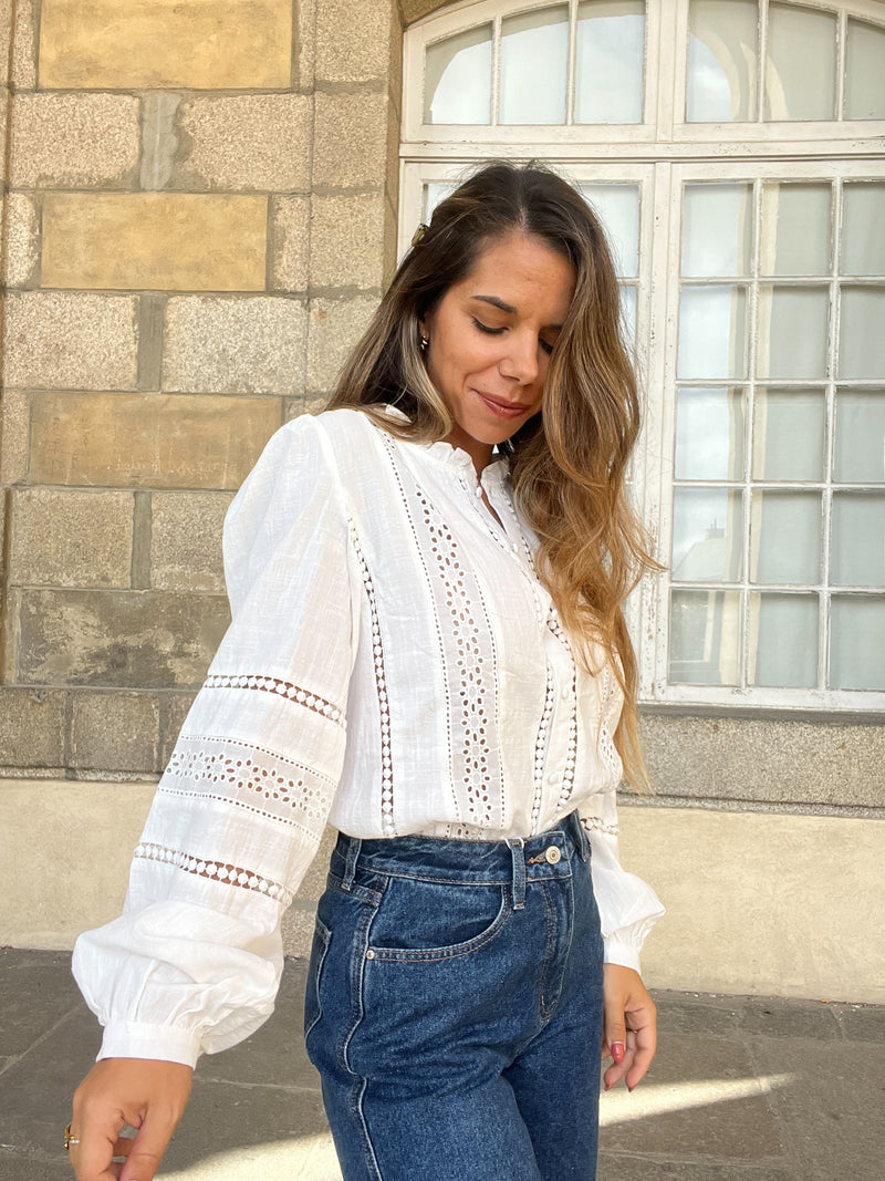 Blouse Blanche Avec Des Broderies Colombe