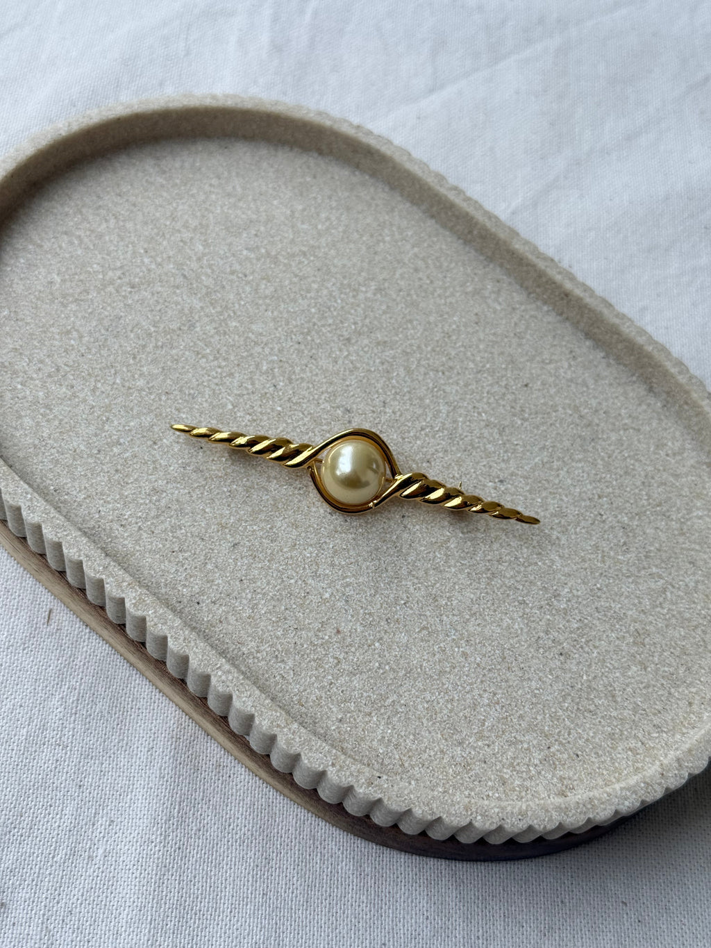 Broche Vintage - Forme Barrette Torsadée Et Perle