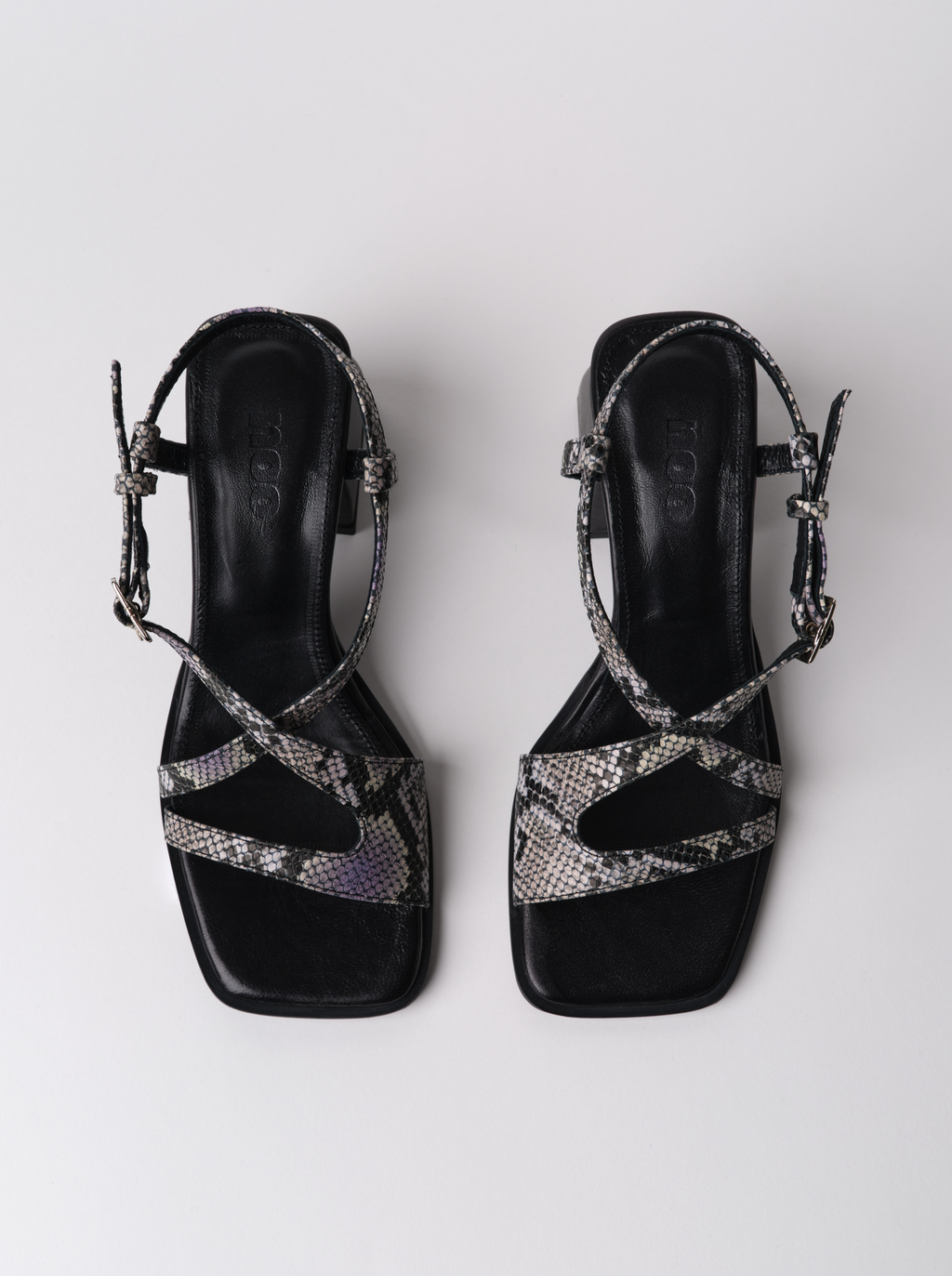 Sandalias cuadradas con estampado de pitón