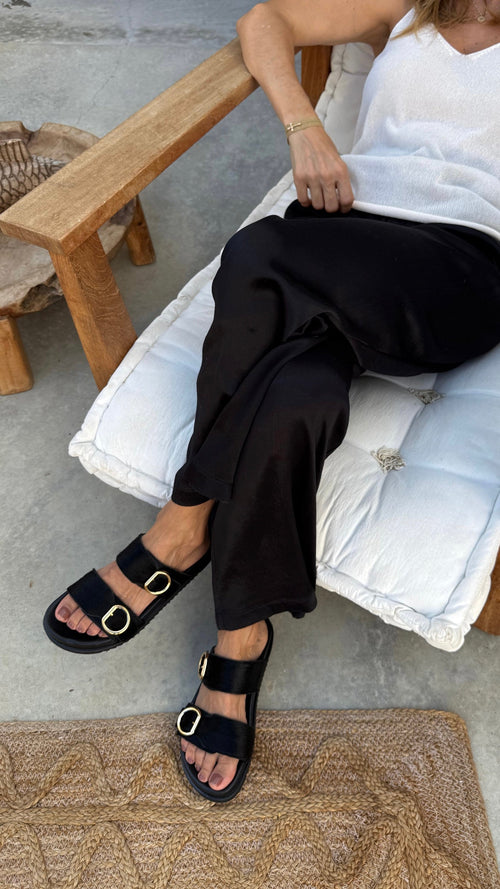 Sandalia negra con doble hebilla