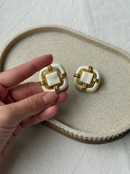 Pendientes Vintage - Resina Blanca y Metal Dorado