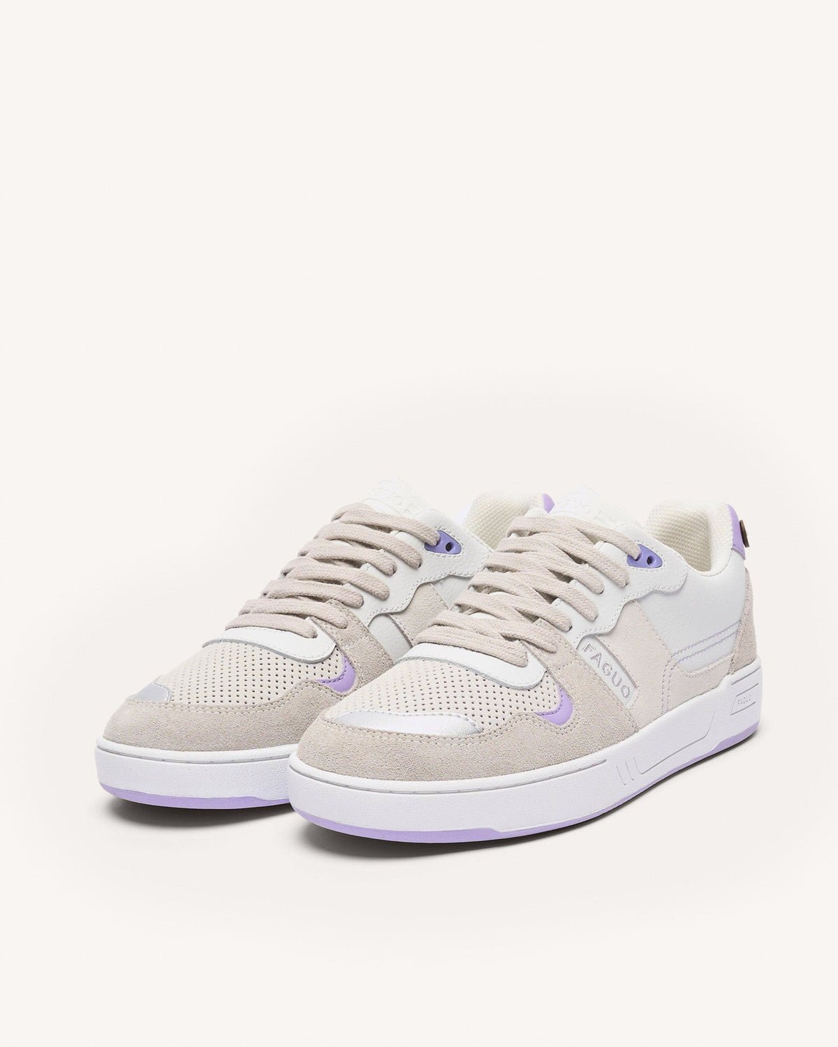 Zapatillas blancas y violeta claro de piel