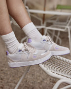 Zapatillas blancas y violeta claro de piel