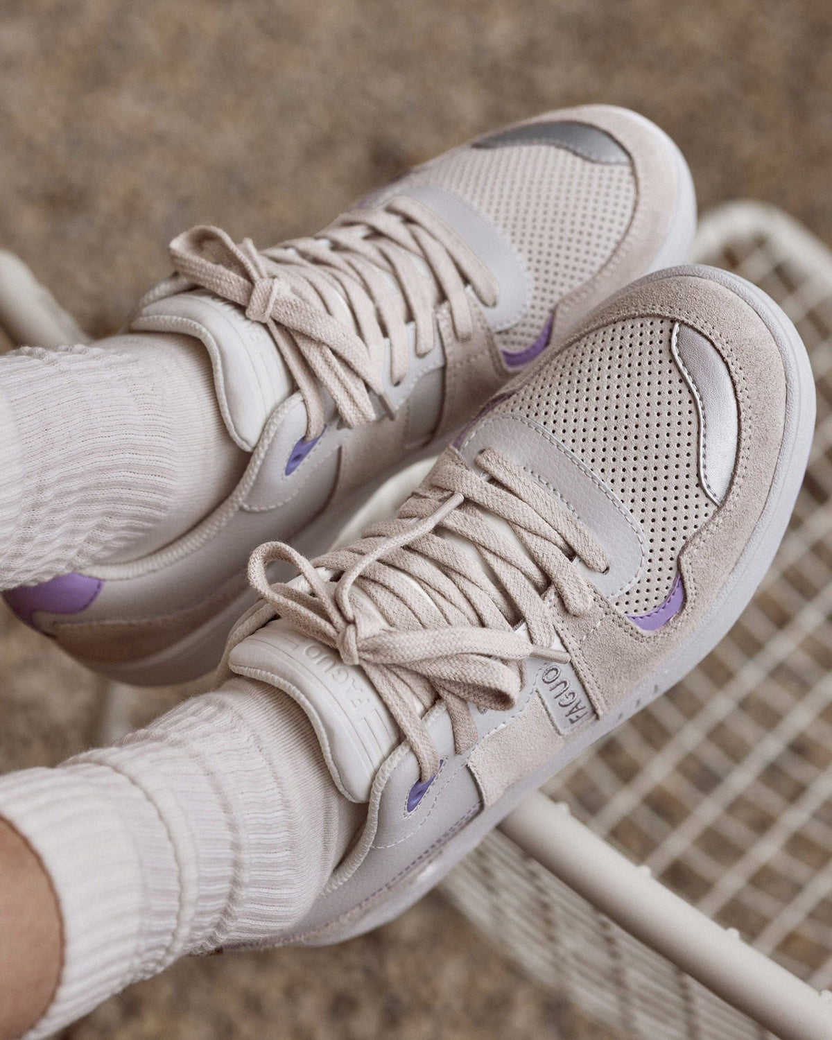 Zapatillas blancas y violeta claro de piel