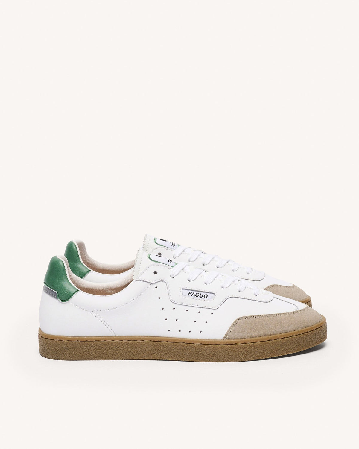 Zapatillas blancas y verdes de cuero y ante