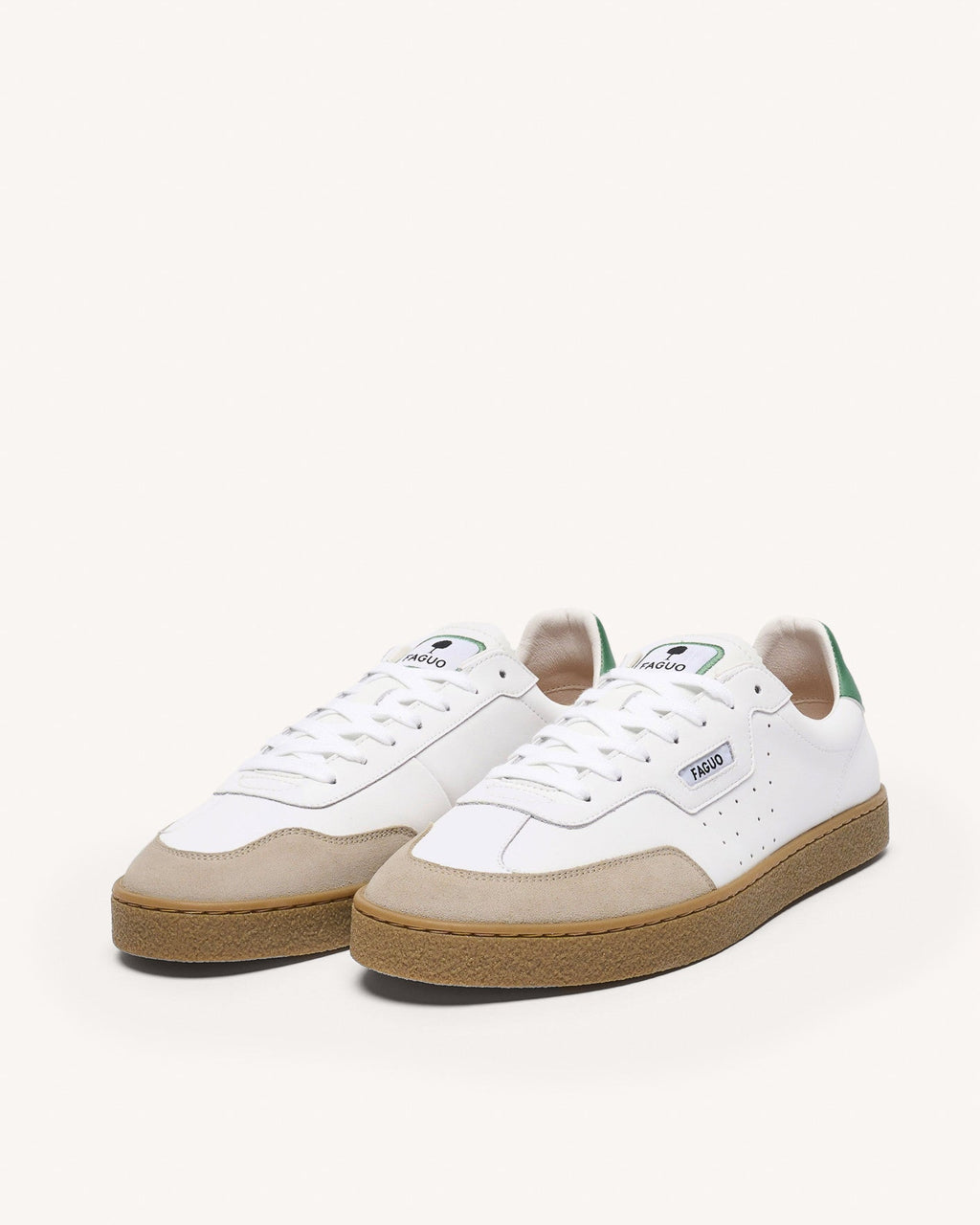 Zapatillas blancas y verdes de cuero y ante