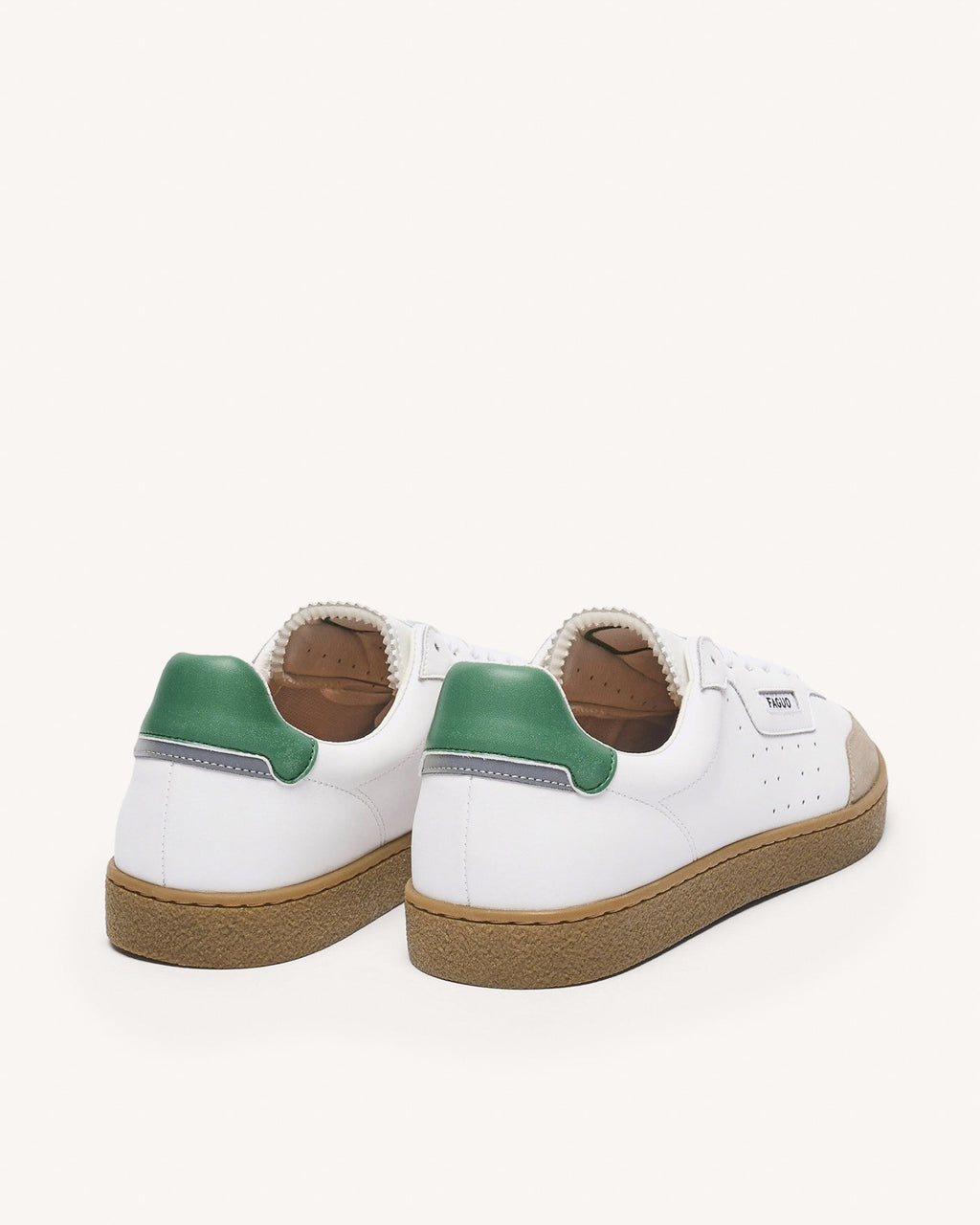 Zapatillas blancas y verdes de cuero y ante