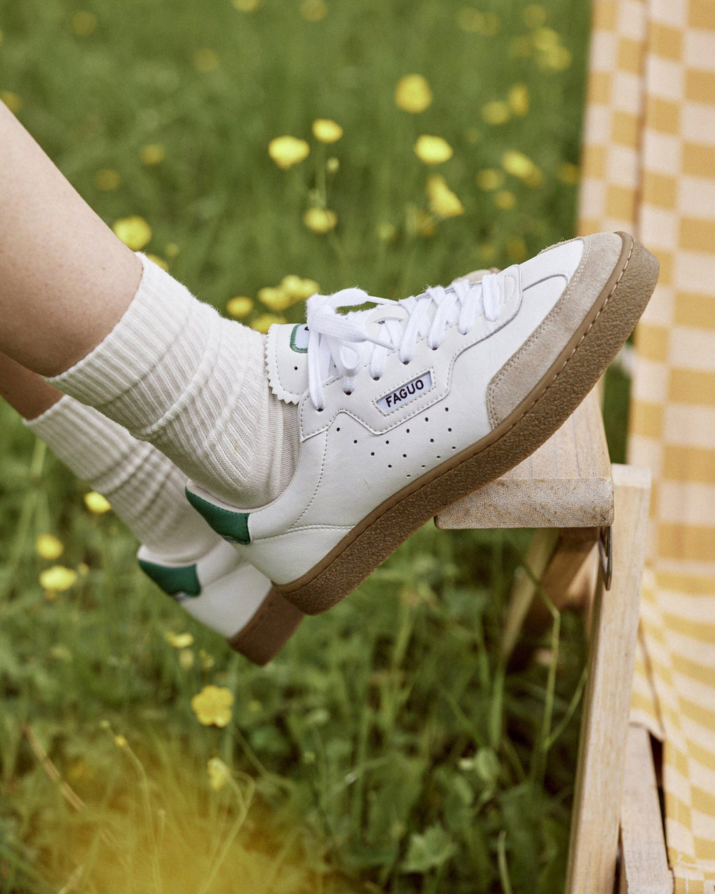 Zapatillas blancas y verdes de cuero y ante