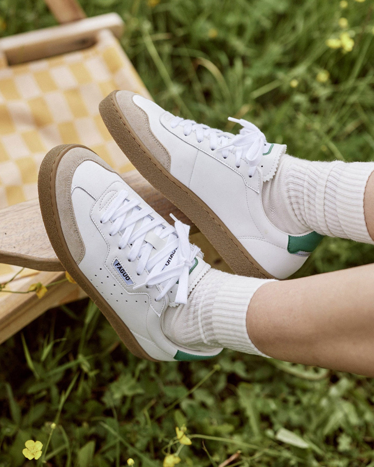 Zapatillas blancas y verdes de cuero y ante