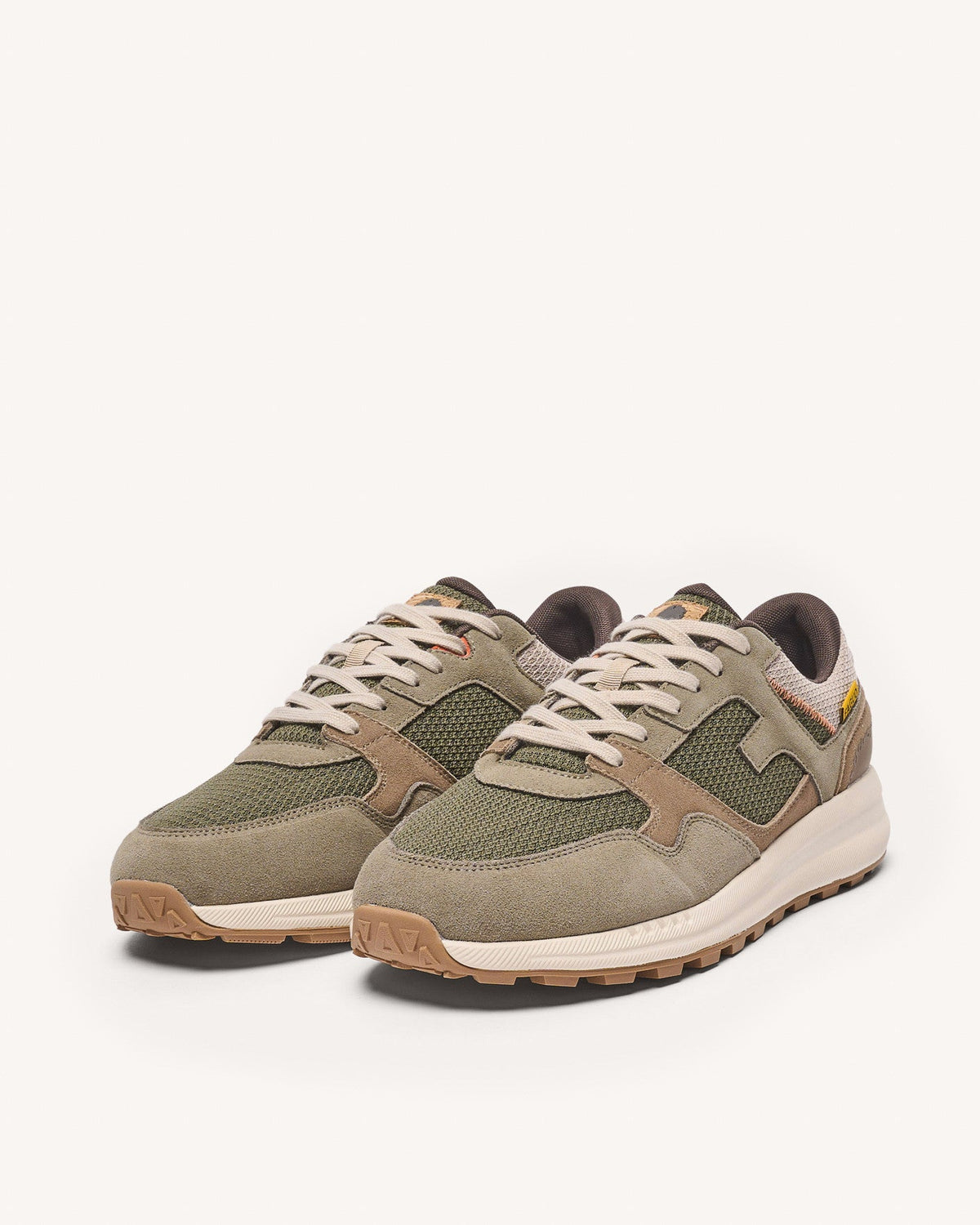 Zapatillas de ante caqui y marrón