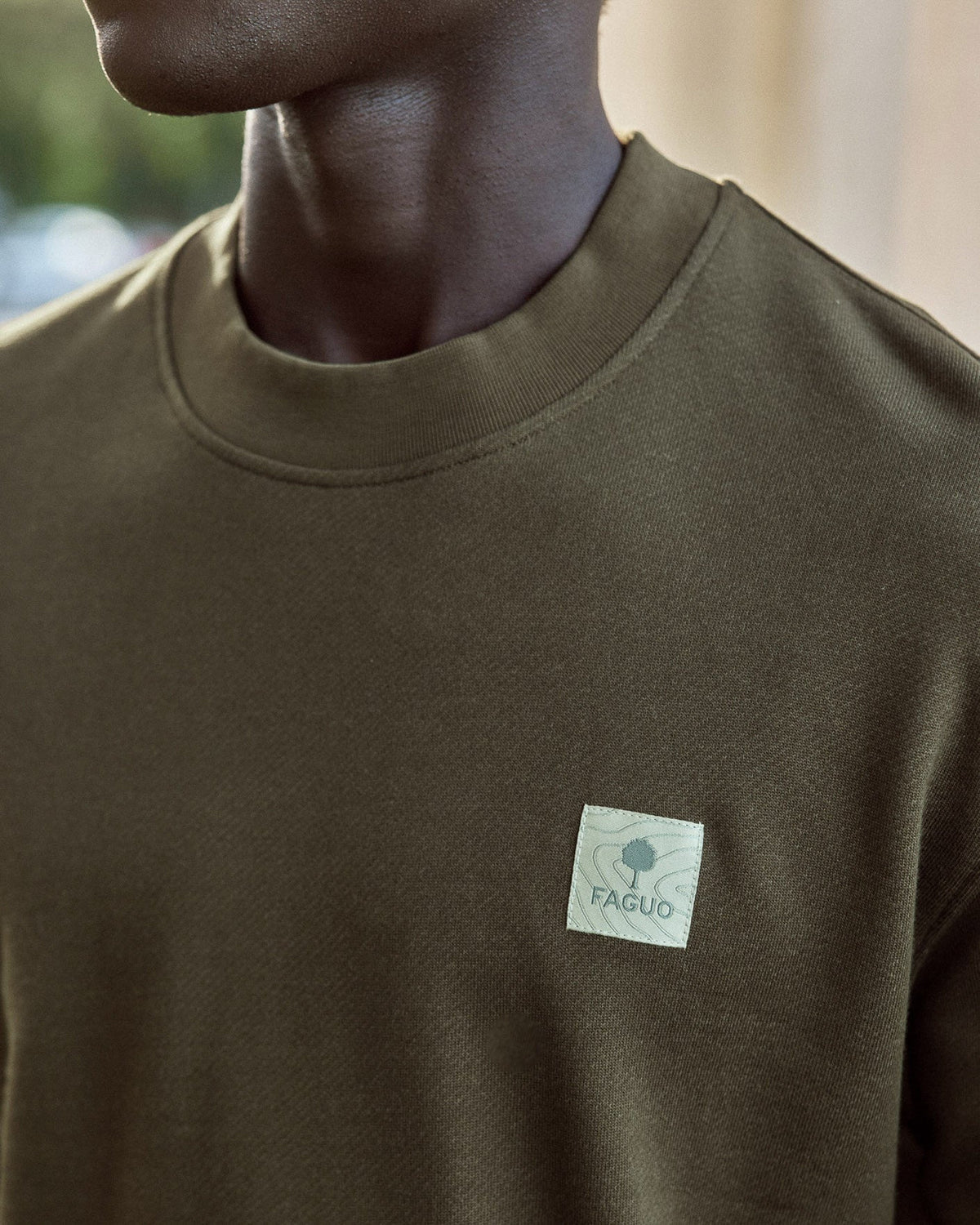 Sudadera de cuello redondo oversize marrón oscuro