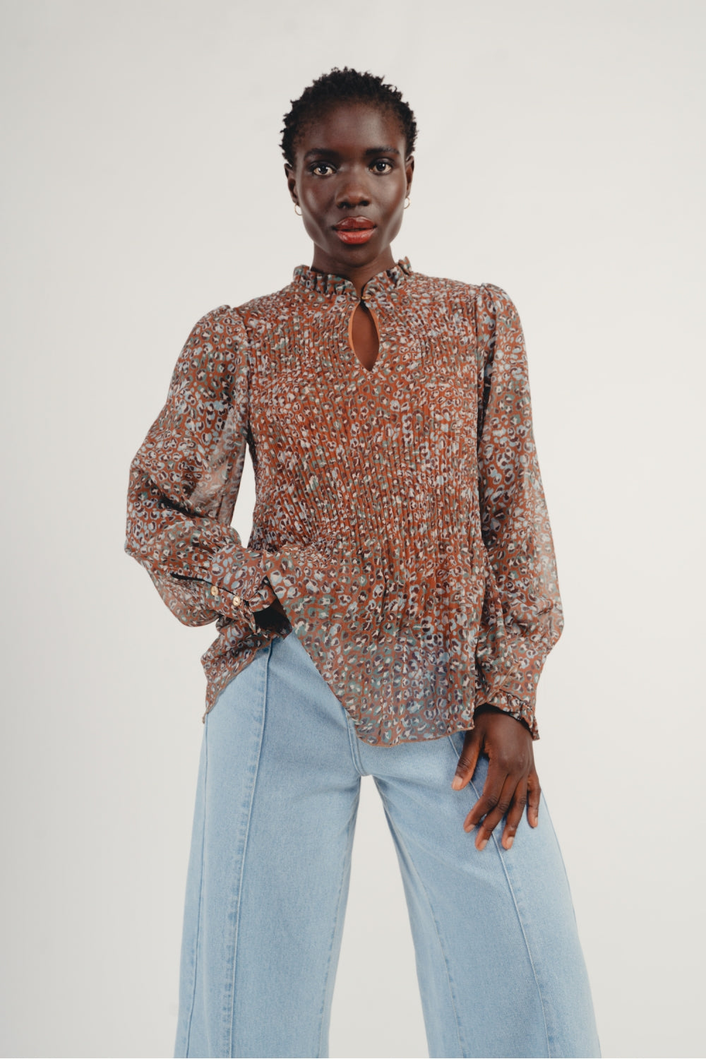 Blusa plisada caqui The Gwen Leo